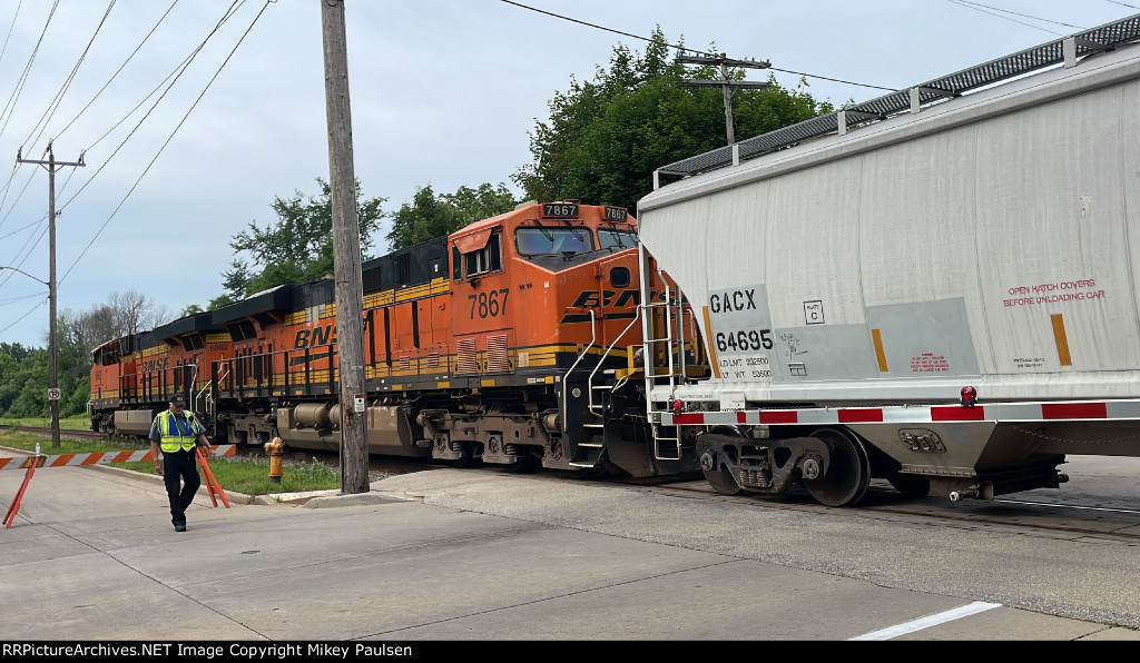 BNSF 6962 and BNSF 7867